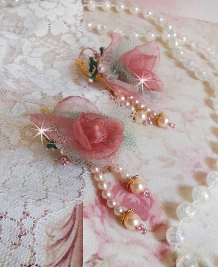 BO Douceur Poudrée gemaakt met Organza lint, tule, Swarovski kristallen, Boheemse glazen kralen en rocailles.