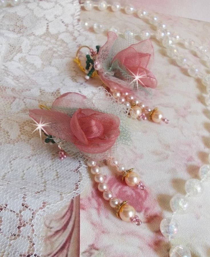 BO Douceur Poudrée gemaakt met Organza lint, tule, Swarovski kristallen, Boheemse glazen kralen en rocailles.