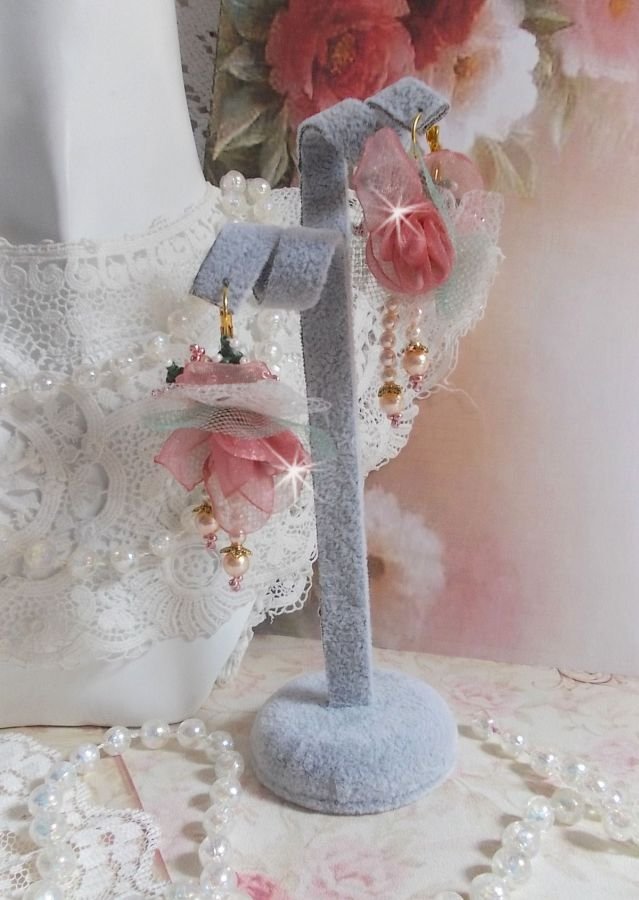 BO Douceur Poudrée gemaakt met Organza lint, tule, Swarovski kristallen, Boheemse glazen kralen en rocailles.