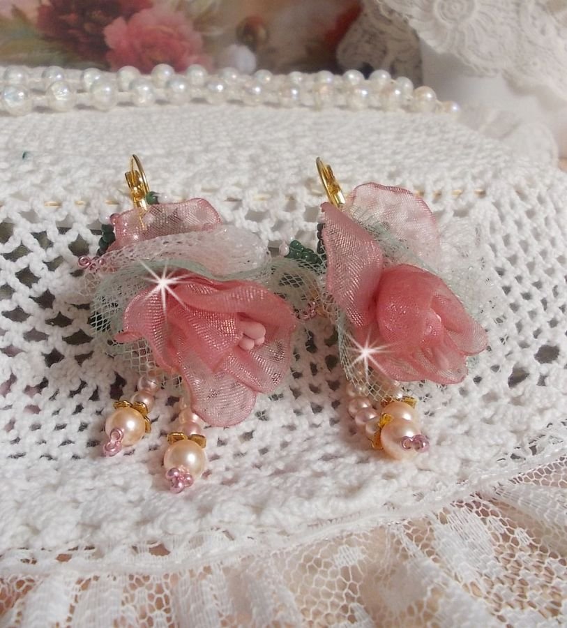 BO Douceur Poudrée gemaakt met Organza lint, tule, Swarovski kristallen, Boheemse glazen kralen en rocailles.