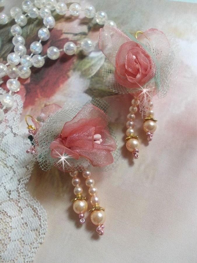 BO Douceur Poudrée gemaakt met Organza lint, tule, Swarovski kristallen, Boheemse glazen kralen en rocailles.