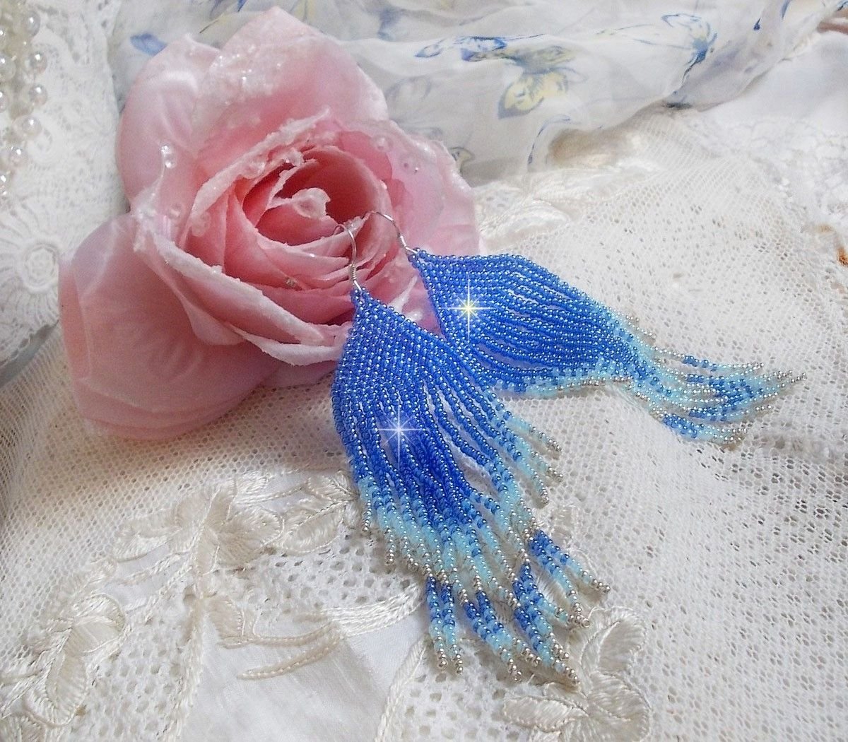 BO Soft Blue Dreams gemaakt met kwaliteitszaadjes in saffierblauw, hemelsblauw en zilver met 925/1000 zilveren oorhaken.