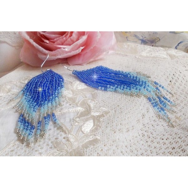 BO Soft Blue Dreams gemaakt met kwaliteitszaadjes in saffierblauw, hemelsblauw en zilver met 925/1000 zilveren oorhaken.