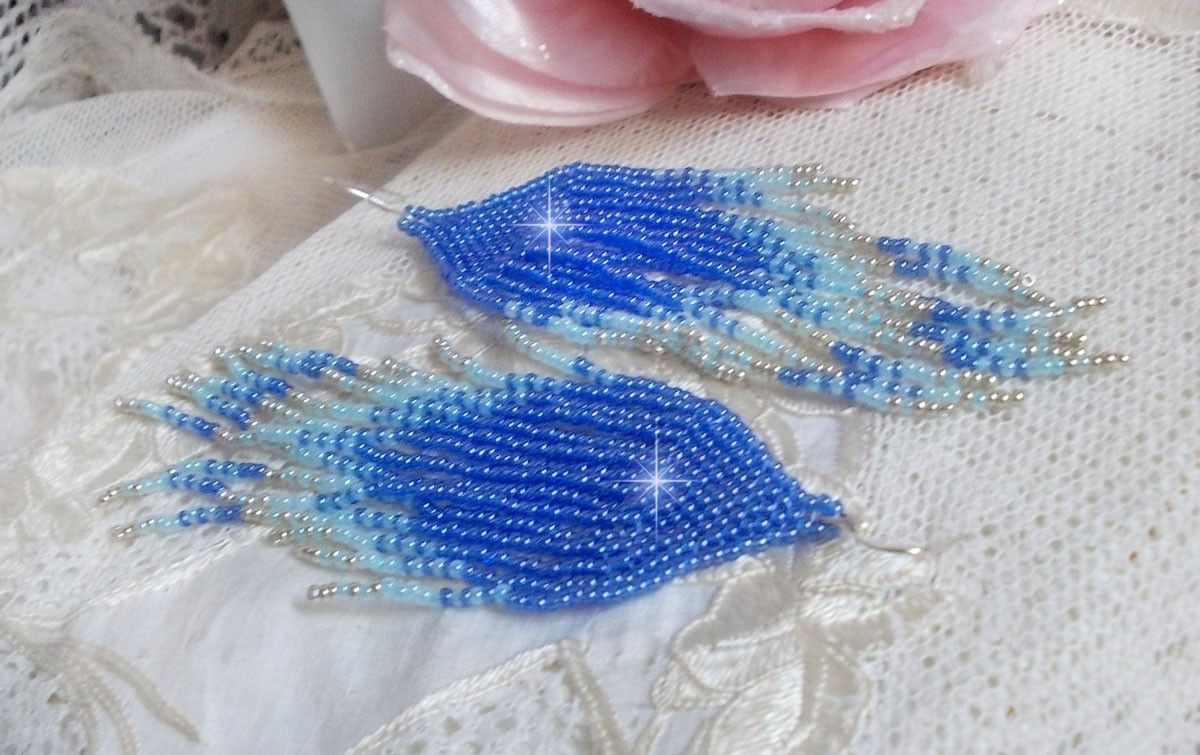BO Soft Blue Dreams gemaakt met kwaliteitszaadjes in saffierblauw, hemelsblauw en zilver met 925/1000 zilveren oorhaken.