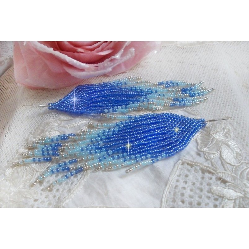 BO Soft Blue Dreams gemaakt met kwaliteitszaadjes in saffierblauw, hemelsblauw en zilver met 925/1000 zilveren oorhaken.