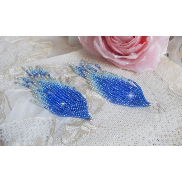 BO Soft Blue Dreams gemaakt met kwaliteitszaadjes in saffierblauw, hemelsblauw en zilver met 925/1000 zilveren oorhaken.