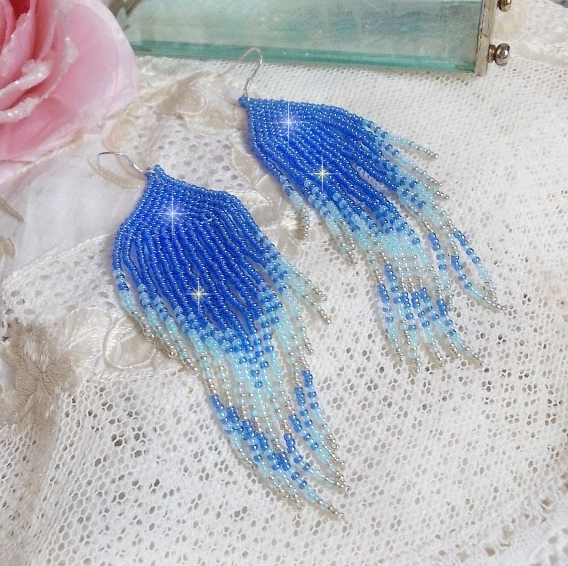 BO Soft Blue Dreams gemaakt met kwaliteitszaadjes in saffierblauw, hemelsblauw en zilver met 925/1000 zilveren oorhaken.