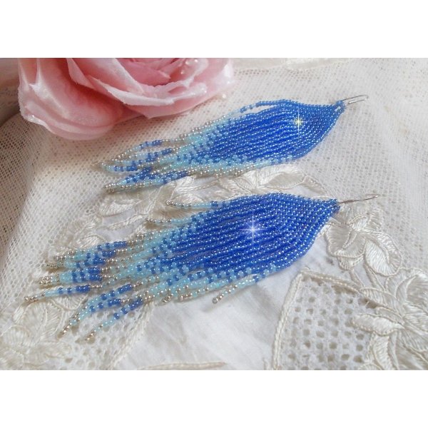 BO Soft Blue Dreams gemaakt met kwaliteitszaadjes in saffierblauw, hemelsblauw en zilver met 925/1000 zilveren oorhaken.