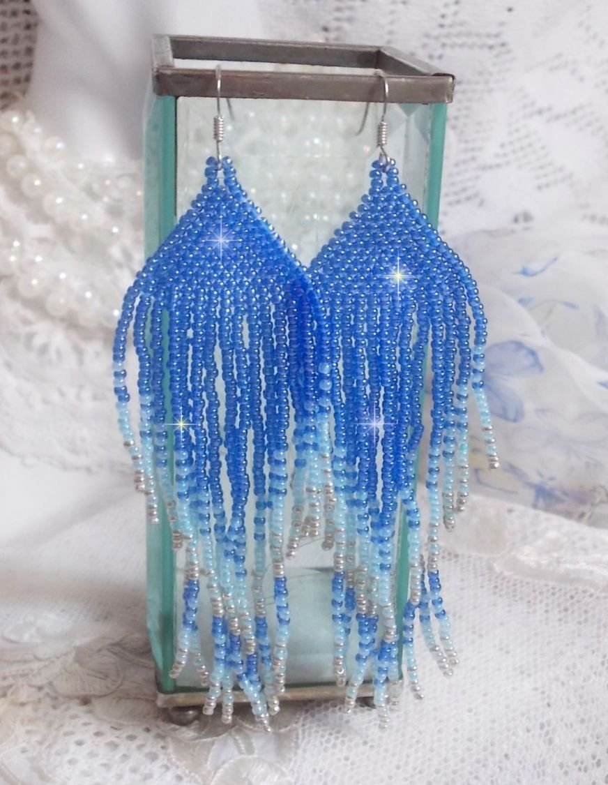 BO Soft Blue Dreams gemaakt met kwaliteitszaadjes in saffierblauw, hemelsblauw en zilver met 925/1000 zilveren oorhaken.