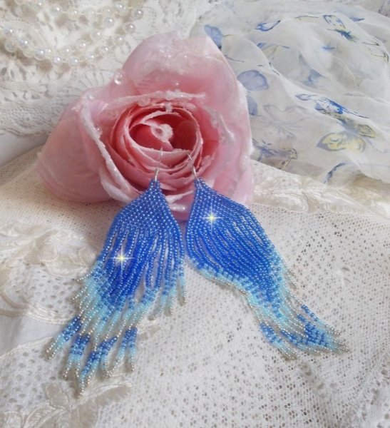 BO Soft Blue Dreams gemaakt met kwaliteitszaadjes in saffierblauw, hemelsblauw en zilver met 925/1000 zilveren oorhaken.