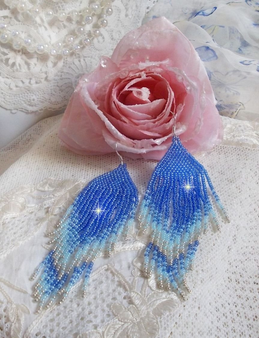 BO Soft Blue Dreams gemaakt met kwaliteitszaadjes in saffierblauw, hemelsblauw en zilver met 925/1000 zilveren oorhaken.