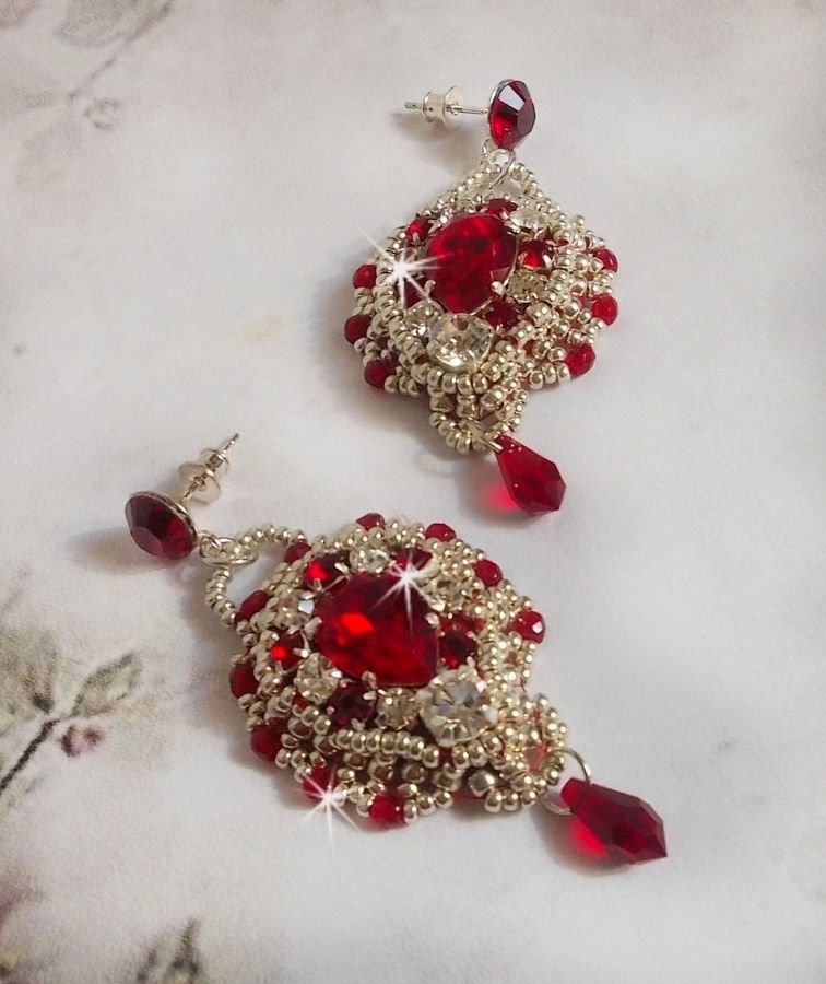 BO Drigon Rood geborduurd met Swarovski kristal Siam cabochons, bezels, zilveren rocailles en 925/1000 zilveren vlinder oorstekers.