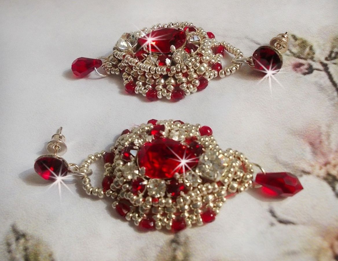 BO Drigon Rood geborduurd met Swarovski kristal Siam cabochons, bezels, zilveren rocailles en 925/1000 zilveren vlinder oorstekers.