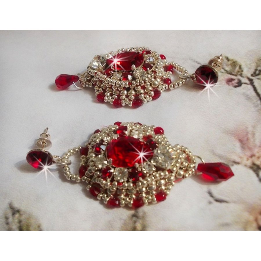 BO Drigon Rood geborduurd met Swarovski kristal Siam cabochons, bezels, zilveren rocailles en 925/1000 zilveren vlinder oorstekers.