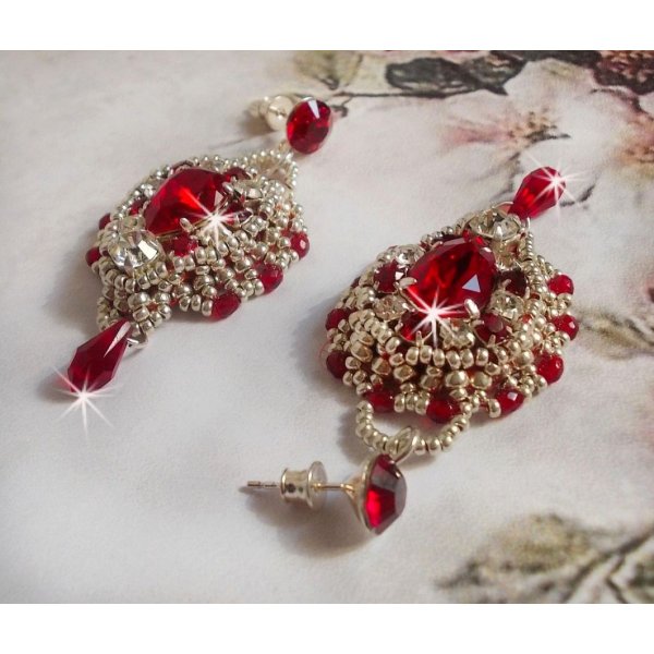 BO Drigon Rood geborduurd met Swarovski kristal Siam cabochons, bezels, zilveren rocailles en 925/1000 zilveren vlinder oorstekers.