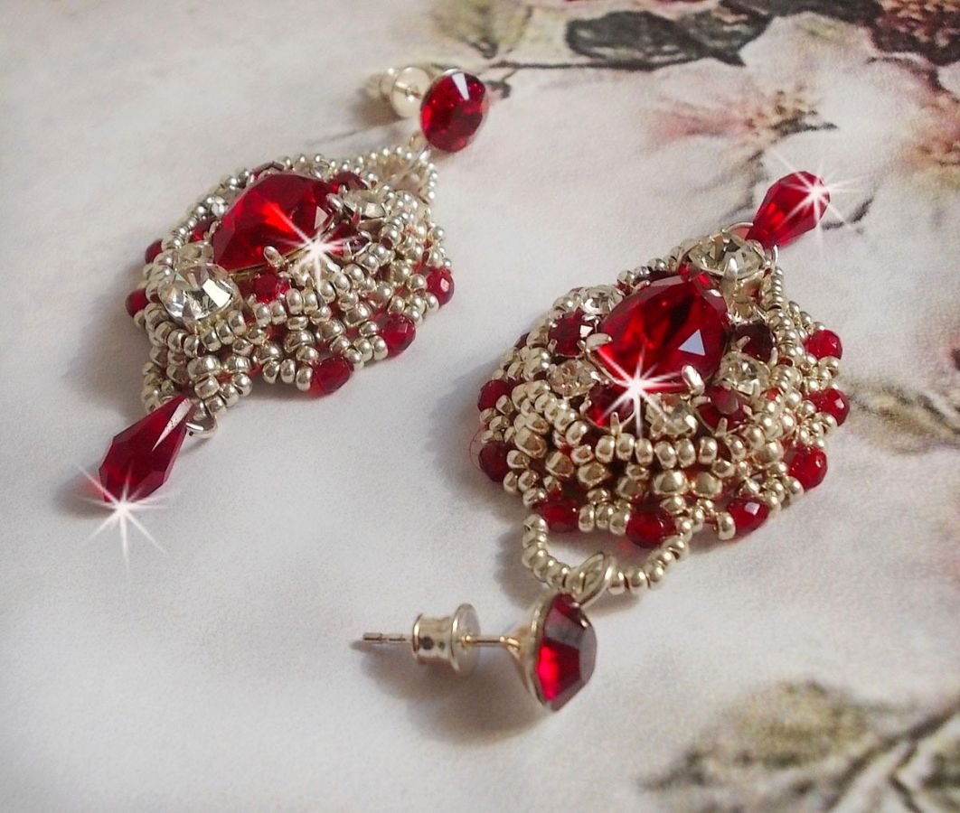 BO Drigon Rood geborduurd met Swarovski kristal Siam cabochons, bezels, zilveren rocailles en 925/1000 zilveren vlinder oorstekers.