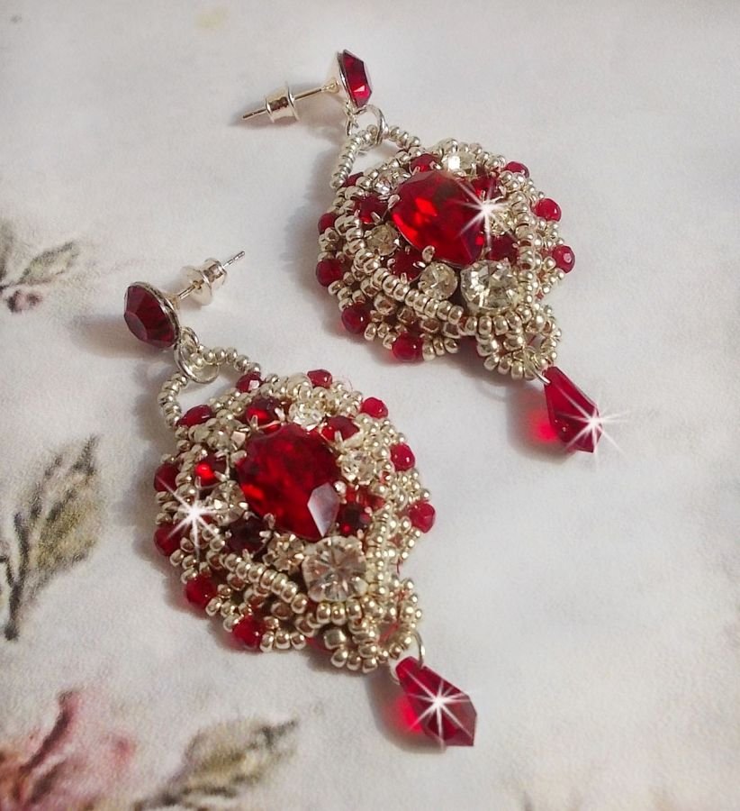 BO Drigon Rood geborduurd met Swarovski kristal Siam cabochons, bezels, zilveren rocailles en 925/1000 zilveren vlinder oorstekers.
