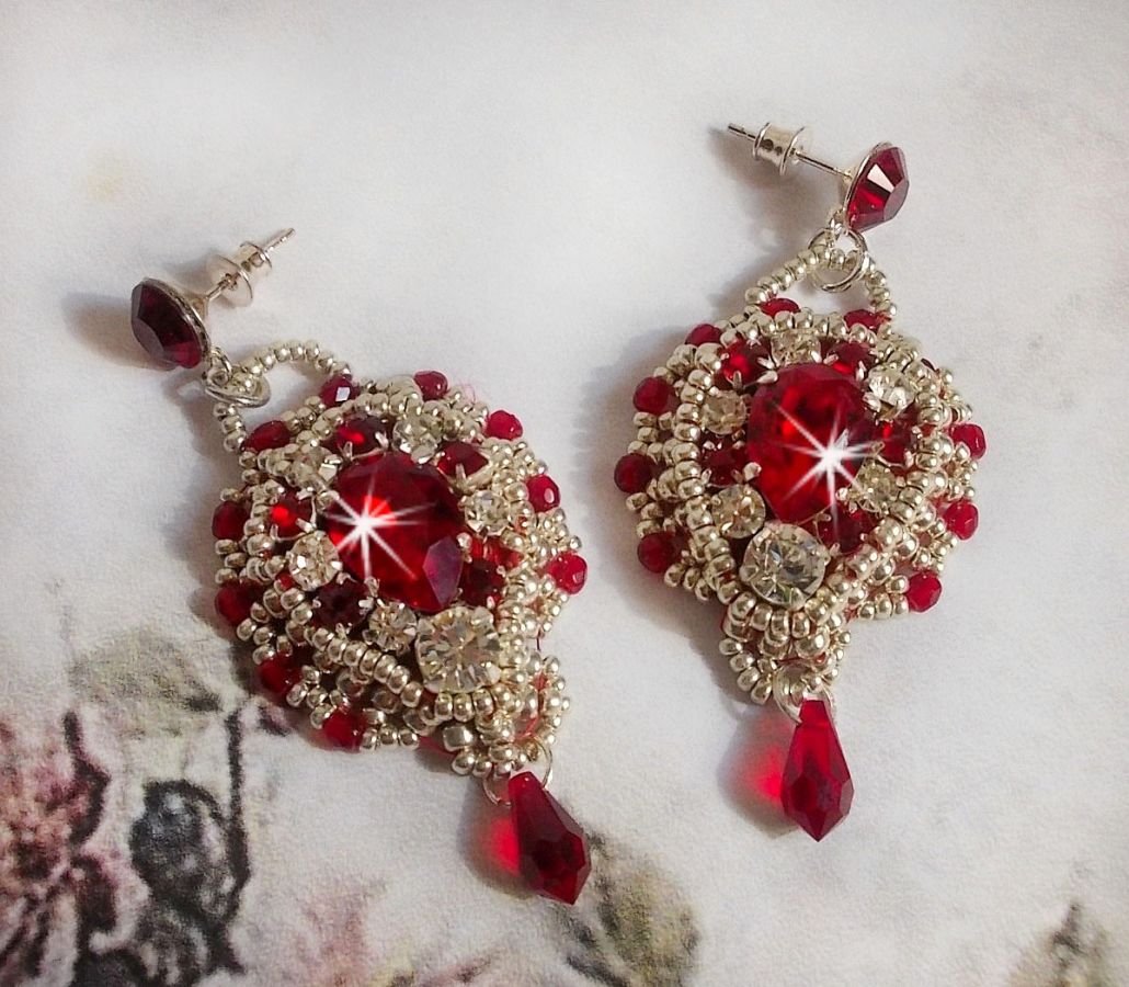BO Drigon Rood geborduurd met Swarovski kristal Siam cabochons, bezels, zilveren rocailles en 925/1000 zilveren vlinder oorstekers.