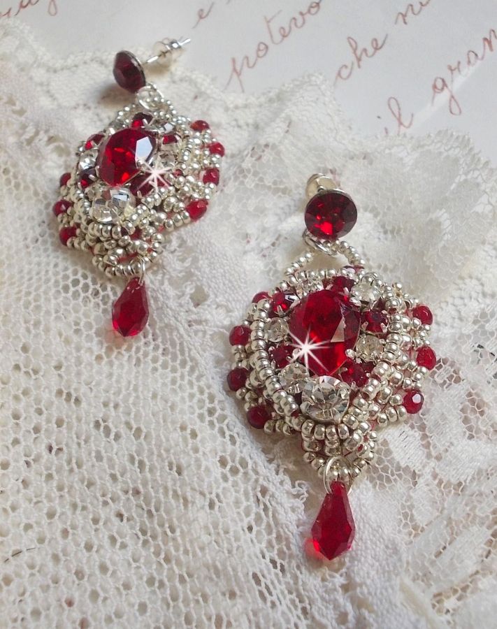 BO Drigon Rood geborduurd met Swarovski kristal Siam cabochons, bezels, zilveren rocailles en 925/1000 zilveren vlinder oorstekers.