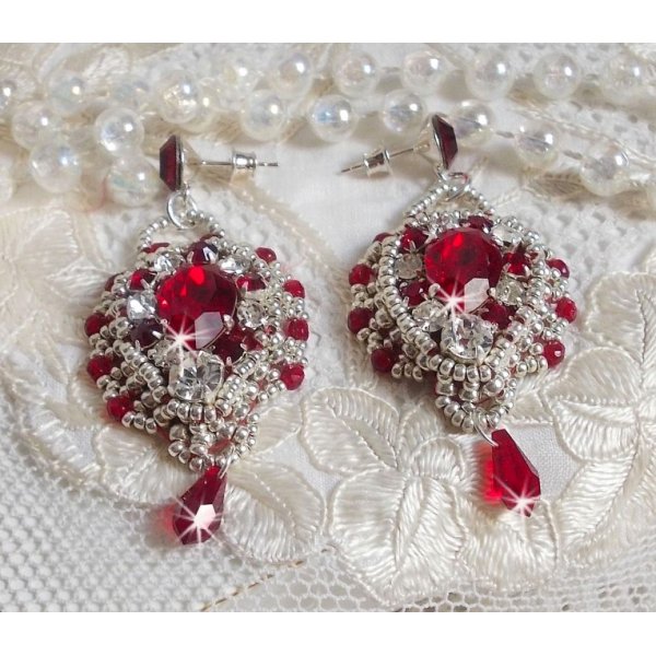 BO Drigon Rood geborduurd met Swarovski kristal Siam cabochons, bezels, zilveren rocailles en 925/1000 zilveren vlinder oorstekers.