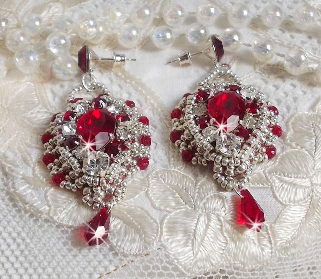 BO Drigon Rood geborduurd met Swarovski kristal Siam cabochons, bezels, zilveren rocailles en 925/1000 zilveren vlinder oorstekers.