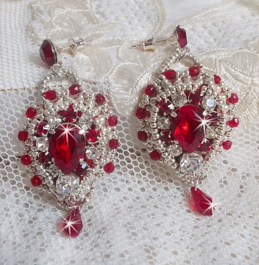 BO Drigon Rood geborduurd met Swarovski kristal Siam cabochons, bezels, zilveren rocailles en 925/1000 zilveren vlinder oorstekers.