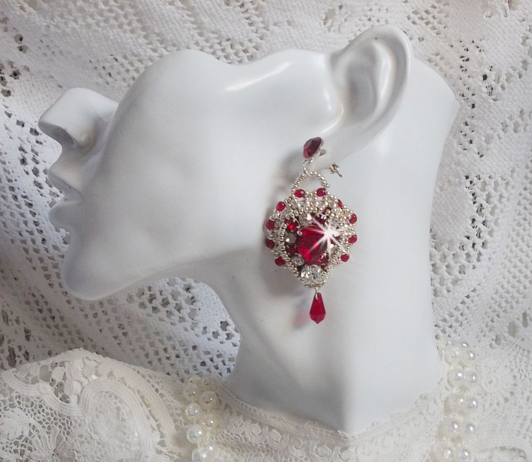BO Drigon Rood geborduurd met Swarovski kristal Siam cabochons, bezels, zilveren rocailles en 925/1000 zilveren vlinder oorstekers.