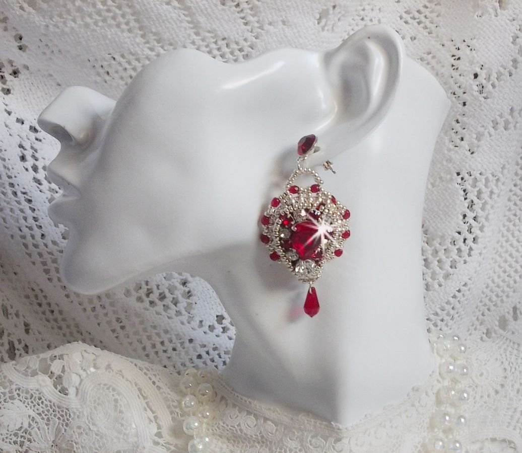 BO Drigon Rood geborduurd met Swarovski kristal Siam cabochons, bezels, zilveren rocailles en 925/1000 zilveren vlinder oorstekers.