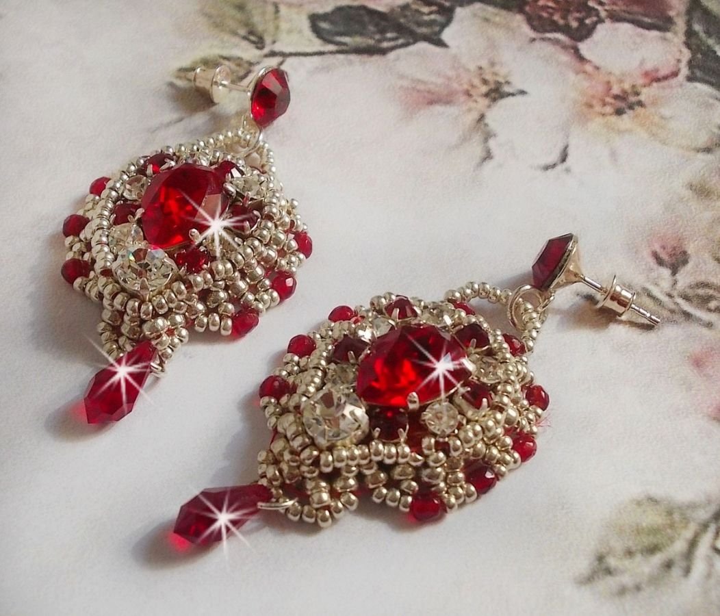 BO Drigon Rood geborduurd met Swarovski kristal Siam cabochons, bezels, zilveren rocailles en 925/1000 zilveren vlinder oorstekers.