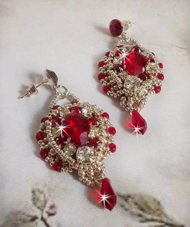 BO Drigon Rood geborduurd met Swarovski kristal Siam cabochons, bezels, zilveren rocailles en 925/1000 zilveren vlinder oorstekers.