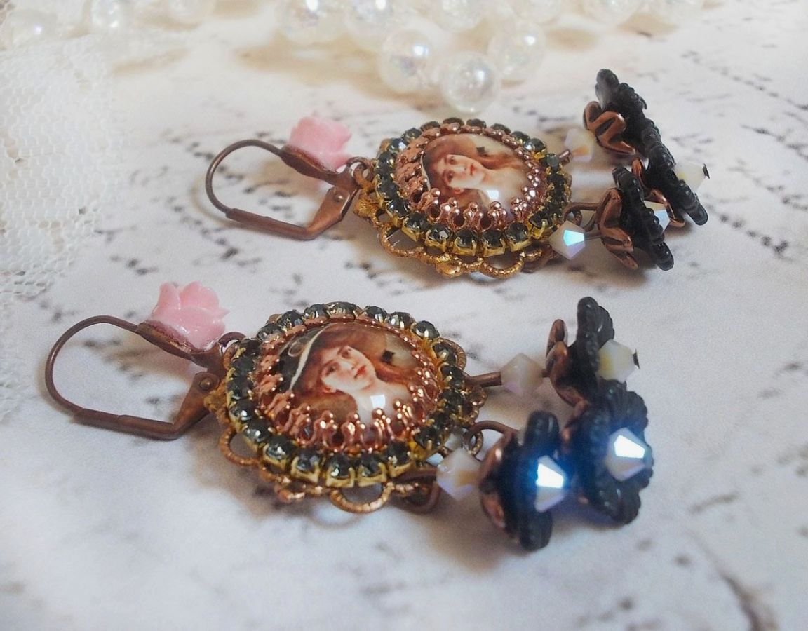BO Elegante zwarte hoed gemaakt met vergrotende cabochons, harskralen, kristallen, matte bloemen en diverse accessoires.