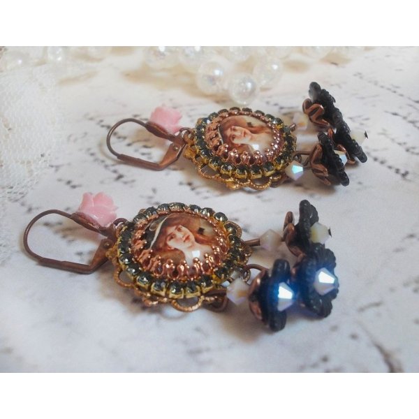 BO Elegante zwarte hoed gemaakt met vergrotende cabochons, harskralen, kristallen, matte bloemen en diverse accessoires.