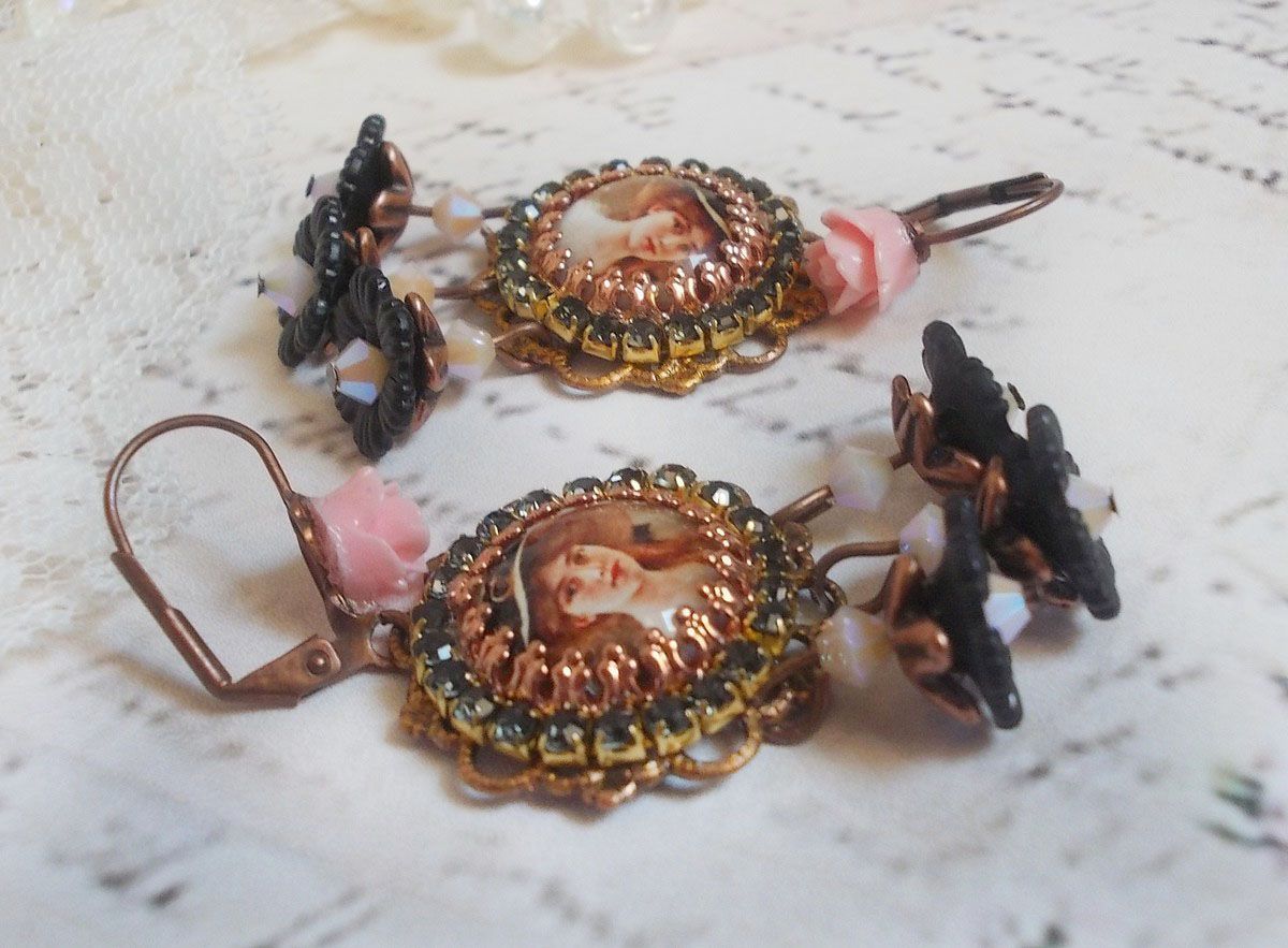 BO Elegante zwarte hoed gemaakt met vergrotende cabochons, harskralen, kristallen, matte bloemen en diverse accessoires.