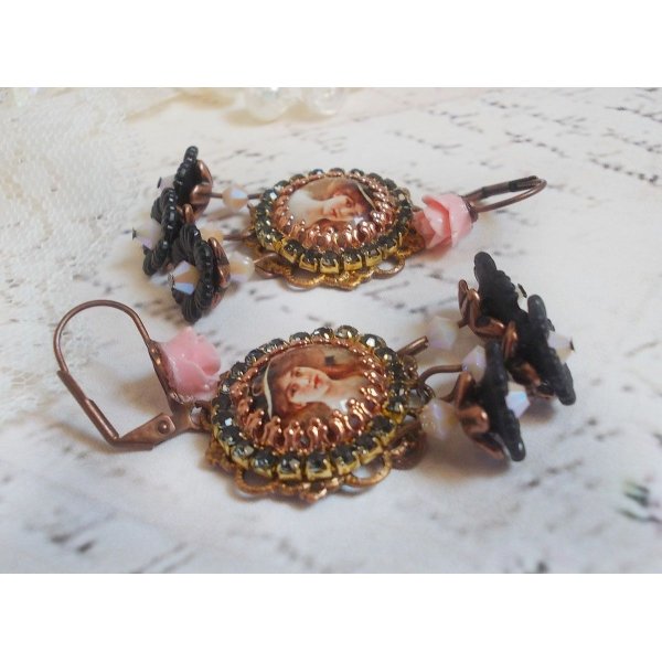 BO Elegante zwarte hoed gemaakt met vergrotende cabochons, harskralen, kristallen, matte bloemen en diverse accessoires.