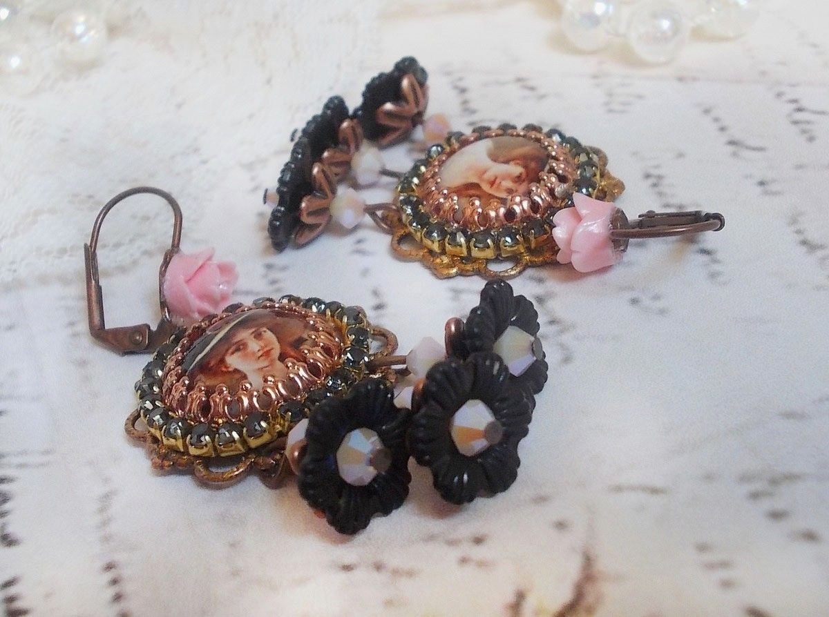 BO Elegante zwarte hoed gemaakt met vergrotende cabochons, harskralen, kristallen, matte bloemen en diverse accessoires.