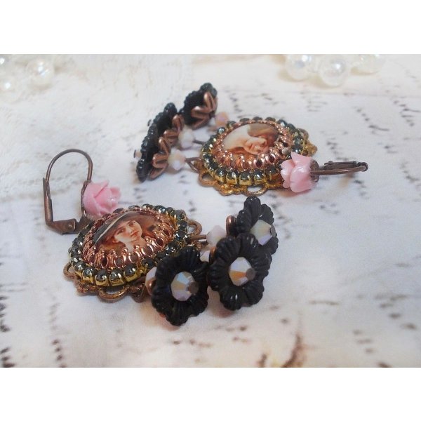 BO Elegante zwarte hoed gemaakt met vergrotende cabochons, harskralen, kristallen, matte bloemen en diverse accessoires.