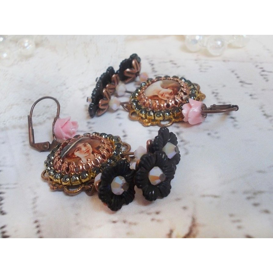 BO Elegante zwarte hoed gemaakt met vergrotende cabochons, harskralen, kristallen, matte bloemen en diverse accessoires.