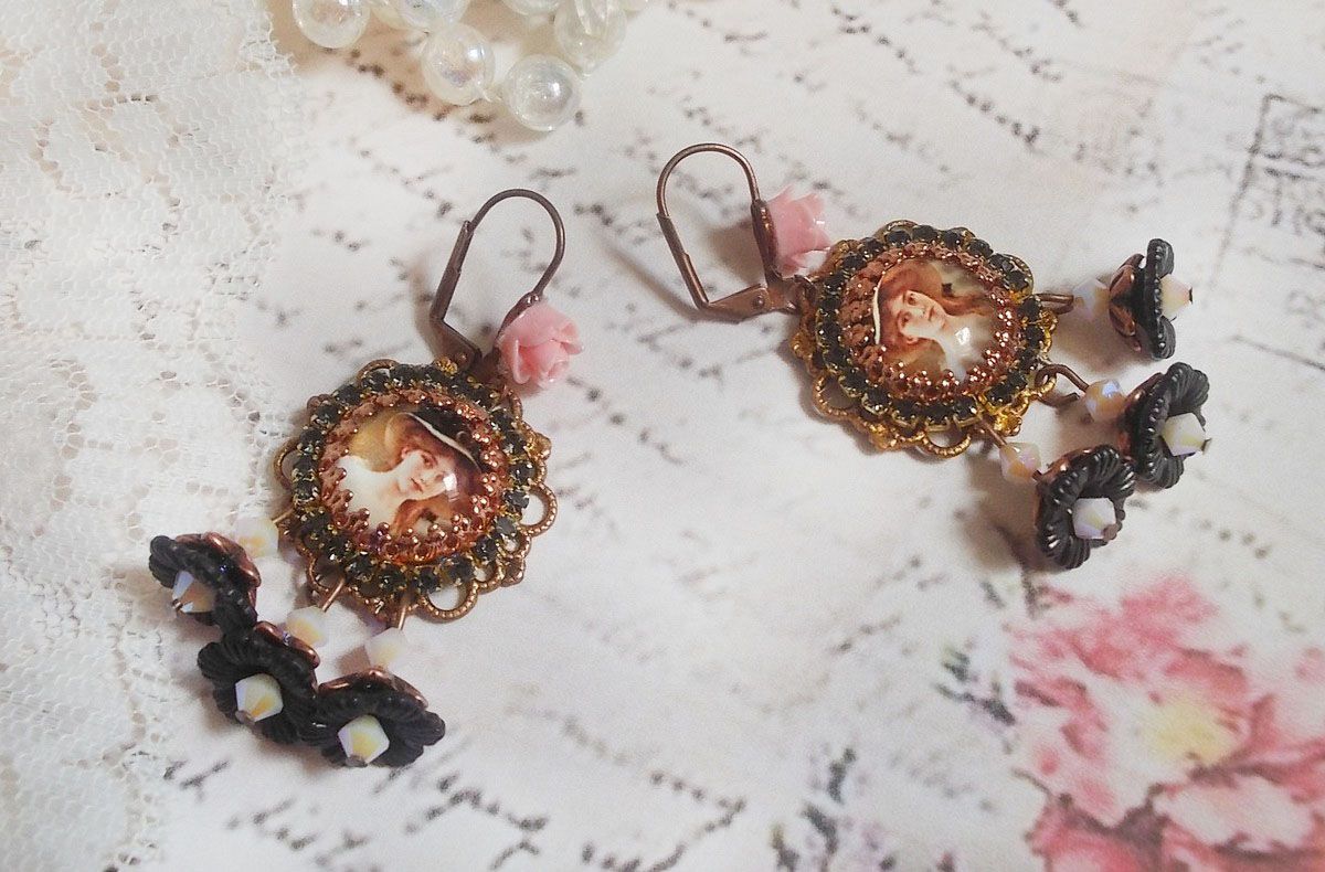 BO Elegante zwarte hoed gemaakt met vergrotende cabochons, harskralen, kristallen, matte bloemen en diverse accessoires.