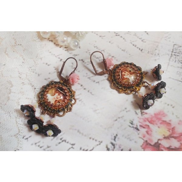 BO Elegante zwarte hoed gemaakt met vergrotende cabochons, harskralen, kristallen, matte bloemen en diverse accessoires.