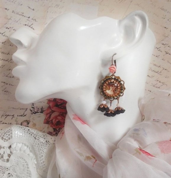 BO Elegante zwarte hoed gemaakt met vergrotende cabochons, harskralen, kristallen, matte bloemen en diverse accessoires.