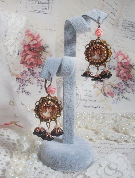 BO Elegante zwarte hoed gemaakt met vergrotende cabochons, harskralen, kristallen, matte bloemen en diverse accessoires.