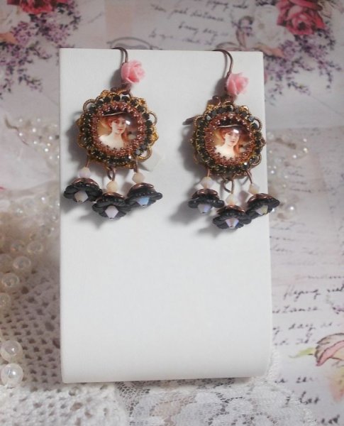 BO Elegante zwarte hoed gemaakt met vergrotende cabochons, harskralen, kristallen, matte bloemen en diverse accessoires.