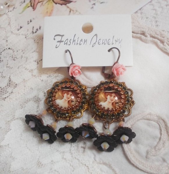 BO Elegante zwarte hoed gemaakt met vergrotende cabochons, harskralen, kristallen, matte bloemen en diverse accessoires.