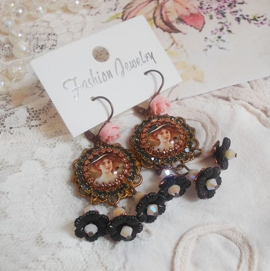 BO Elegante zwarte hoed gemaakt met vergrotende cabochons, harskralen, kristallen, matte bloemen en diverse accessoires.