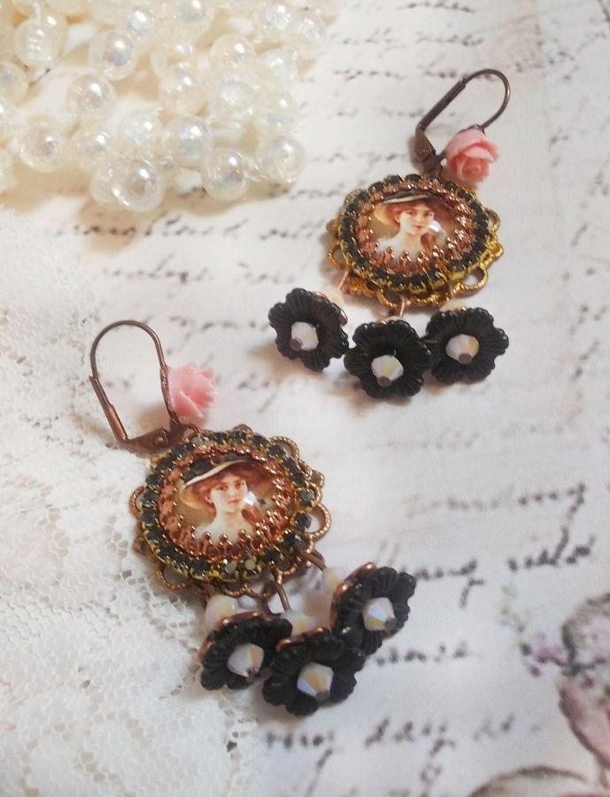 BO Elegante zwarte hoed gemaakt met vergrotende cabochons, harskralen, kristallen, matte bloemen en diverse accessoires.