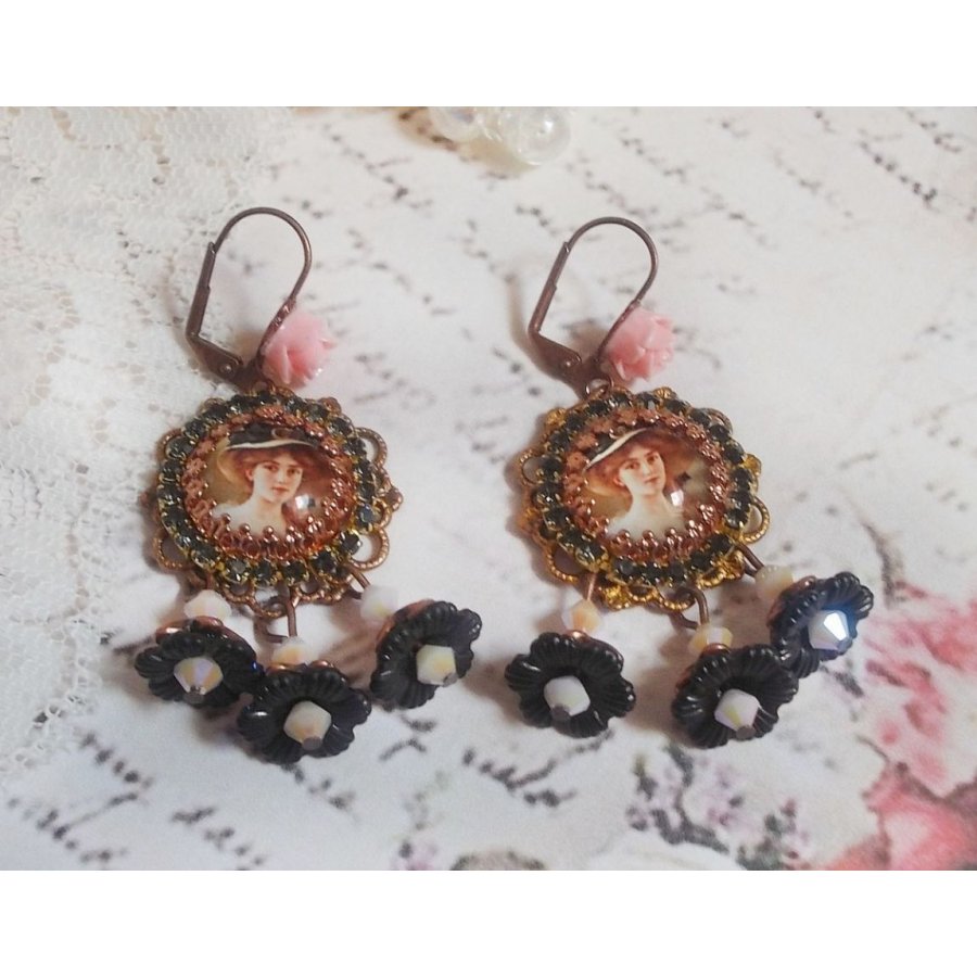 BO Elegante zwarte hoed gemaakt met vergrotende cabochons, harskralen, kristallen, matte bloemen en diverse accessoires.