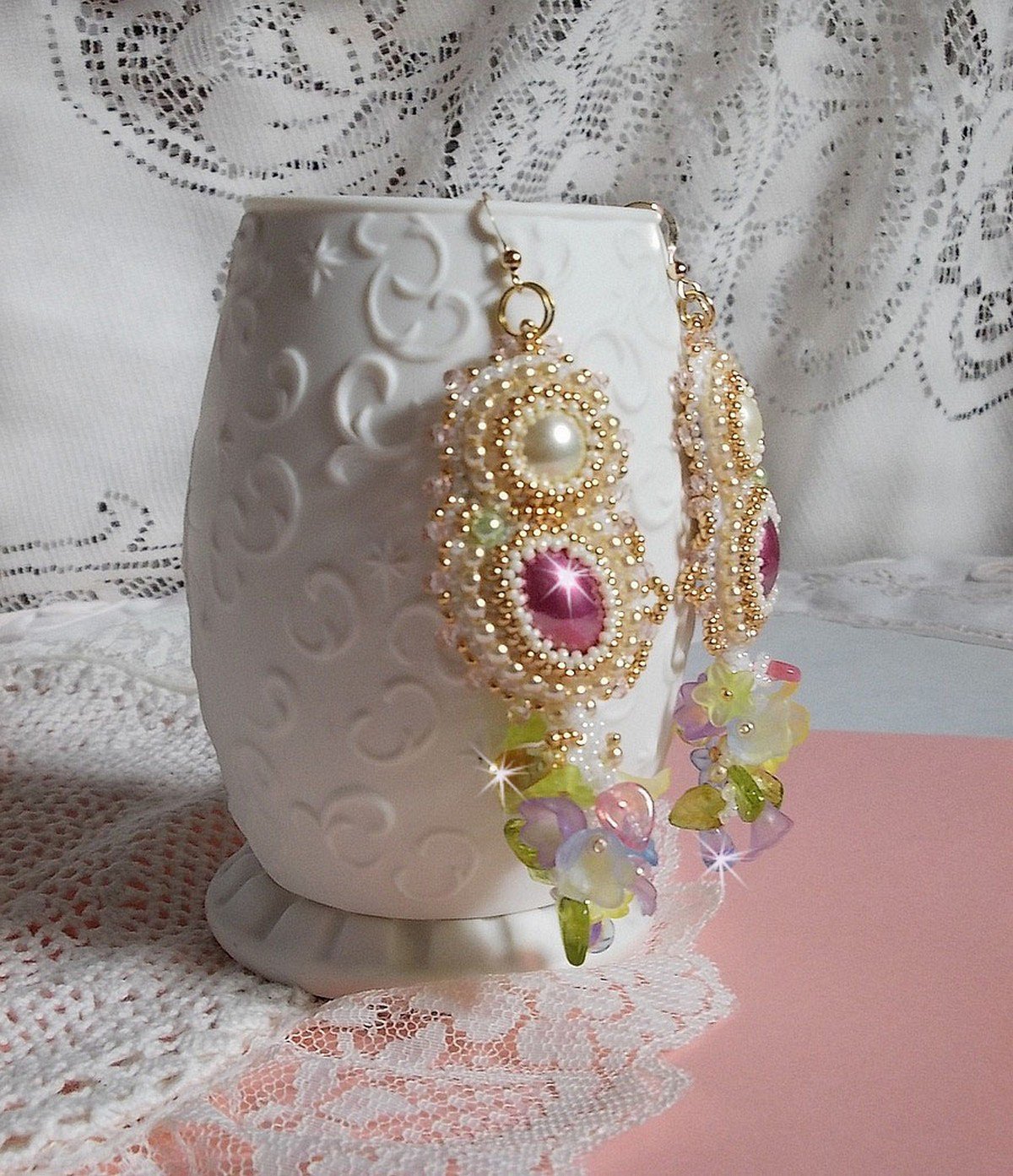 BO Envol&eacute;e Fleurie geborduurd met Lucite bloemen, hars cabochons, afgeplatte ronde kralen, rocailles en 14 karaat Gold Filled oorhaken.