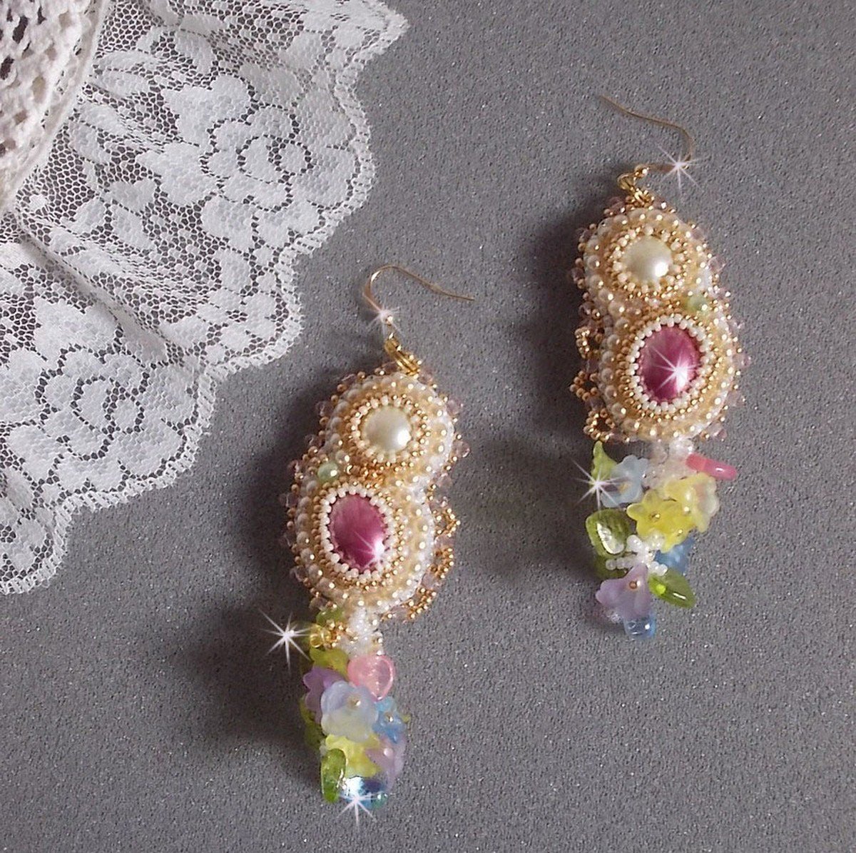 BO Envolée Fleurie geborduurd met Lucite bloemen, hars cabochons, afgeplatte ronde kralen, rocailles en 14 karaat Gold Filled oorhaken.