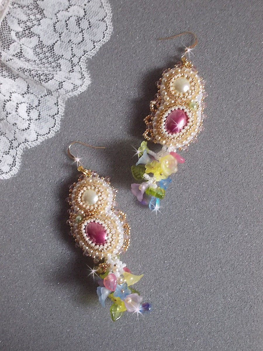 BO Envolée Fleurie geborduurd met Lucite bloemen, hars cabochons, afgeplatte ronde kralen, rocailles en 14 karaat Gold Filled oorhaken.