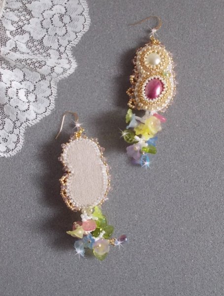 BO Envol&eacute;e Fleurie geborduurd met Lucite bloemen, hars cabochons, afgeplatte ronde kralen, rocailles en 14 karaat Gold Filled oorhaken.